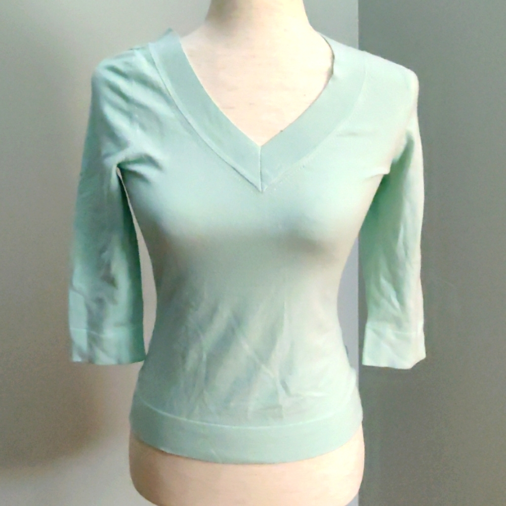 Banana Republic Size M Mint green V-neck three quarters sleeve sweater.